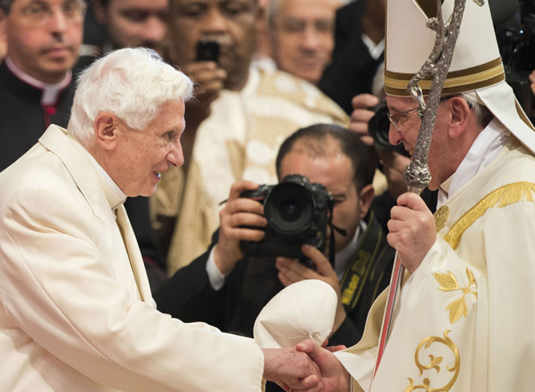 Benedikt XVI. und Papst Franziskus / Mazur/catholicnews.org.uk Papst Franziskus machte Osterbesuch bei seinem Vorgänger
