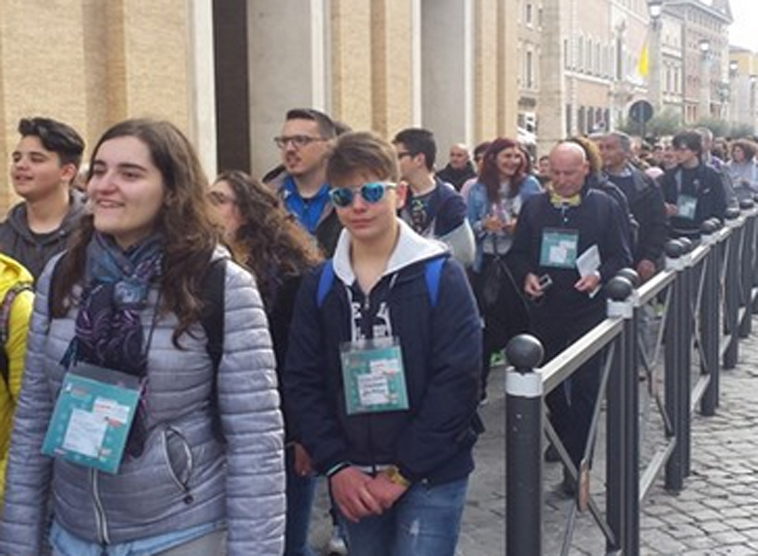 Jugendliche in Rom / Radio Vatikan Papst überrascht Jugendliche als Beichtvater auf dem Petersplatz